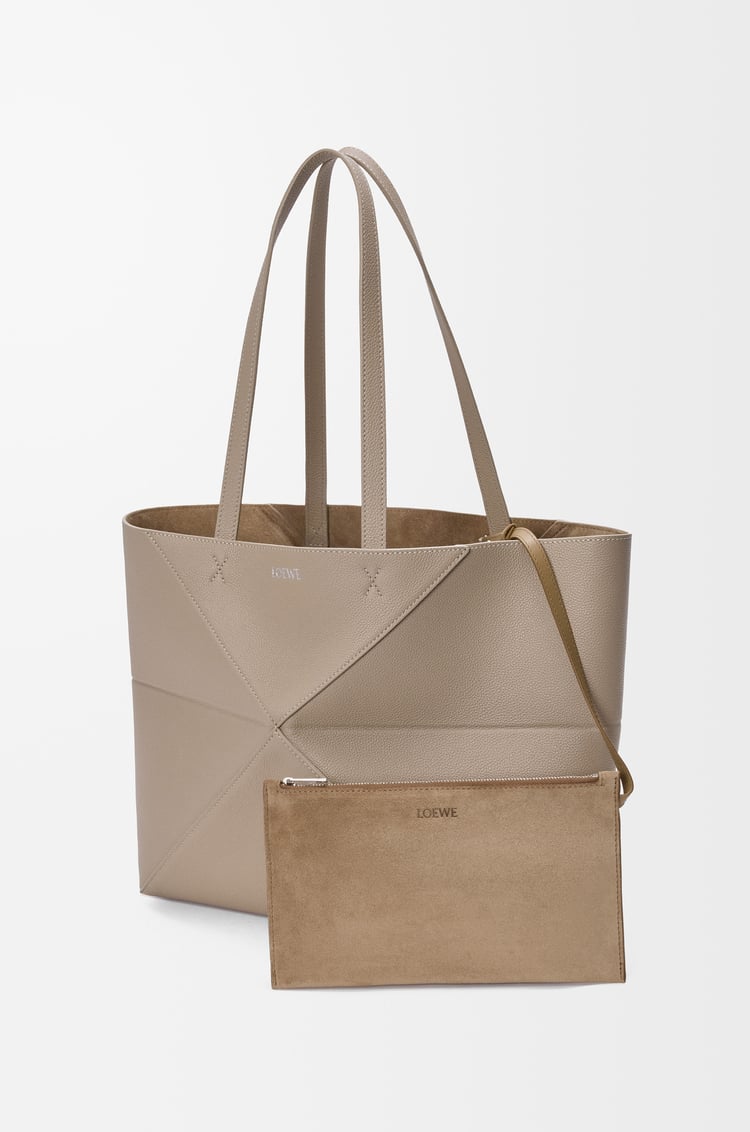LOEWE Bolso Puzzle Fold tote horizontal mediano en piel de ternera graneada Arcilla
