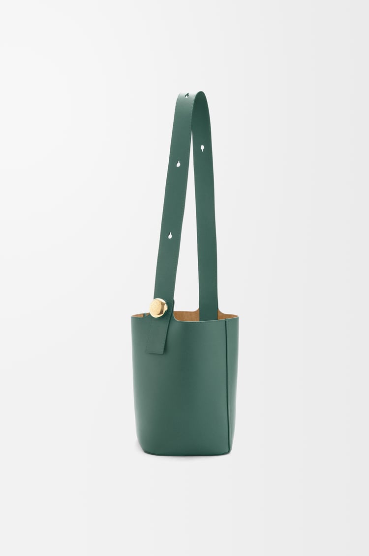 LOEWE Medium Pebble bucket in smooth calfskin Vetiver