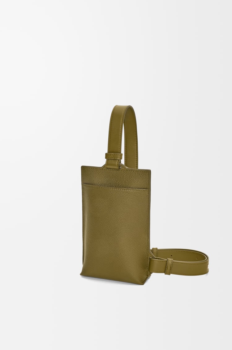 LOEWE 柔软粒面牛皮革竖款 T Pocket 小袋 橄榄绿