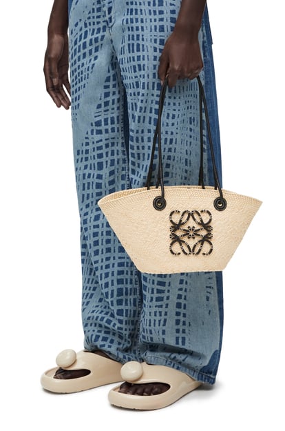 LOEWE Small Anagram Basket bag in iraca palm and calfskin 自然色/黑色 plp_rd