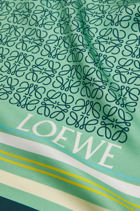 LOEWE 絲質圍巾(140x140公分) 藍色/綠色 plp_rd