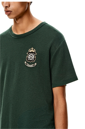 LOEWE Camiseta en cáñamo y algodón con escudo Anagrama Verde Bosque plp_rd