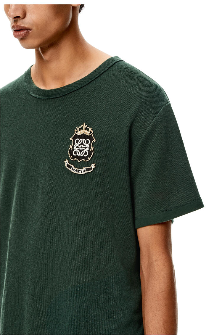 LOEWE Camiseta en cáñamo y algodón con escudo Anagrama Verde Bosque pdp_rd