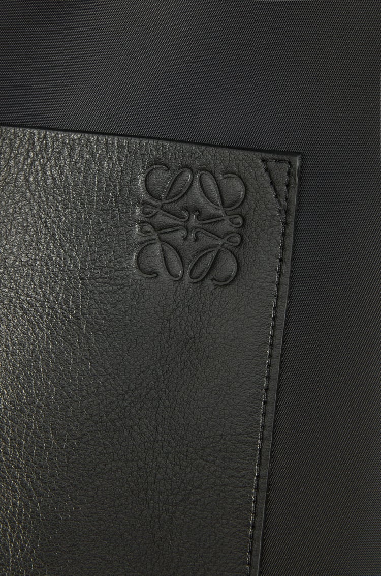 LOEWE Chaqueta con capucha en nailon Negro