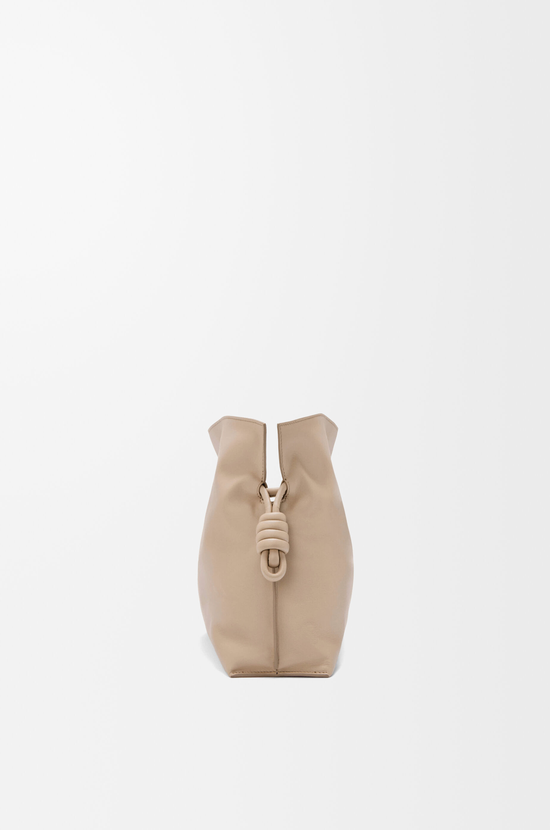 【美品】ロエベ  フラメンコ　クラッチ　ミディアム　ライトベージュ　ヌード ロエベ フラメンコクラッチ ミニ レザー ショルダーバッグ ベージュ