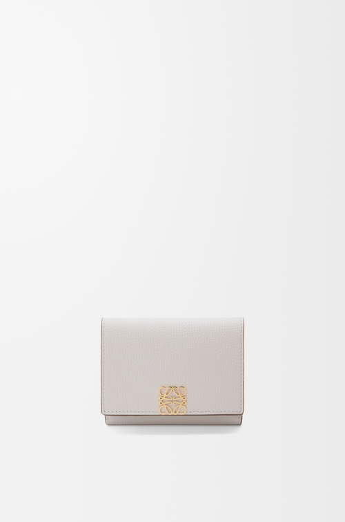 LOEWE Portefeuille à trois volets Anagram en cuir de veau grainé Light Ghost