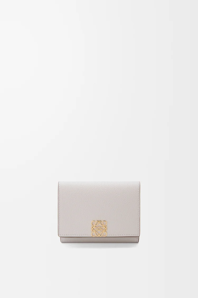 LOEWE Portefeuille à trois volets Anagram en cuir de veau grainé Light Ghost