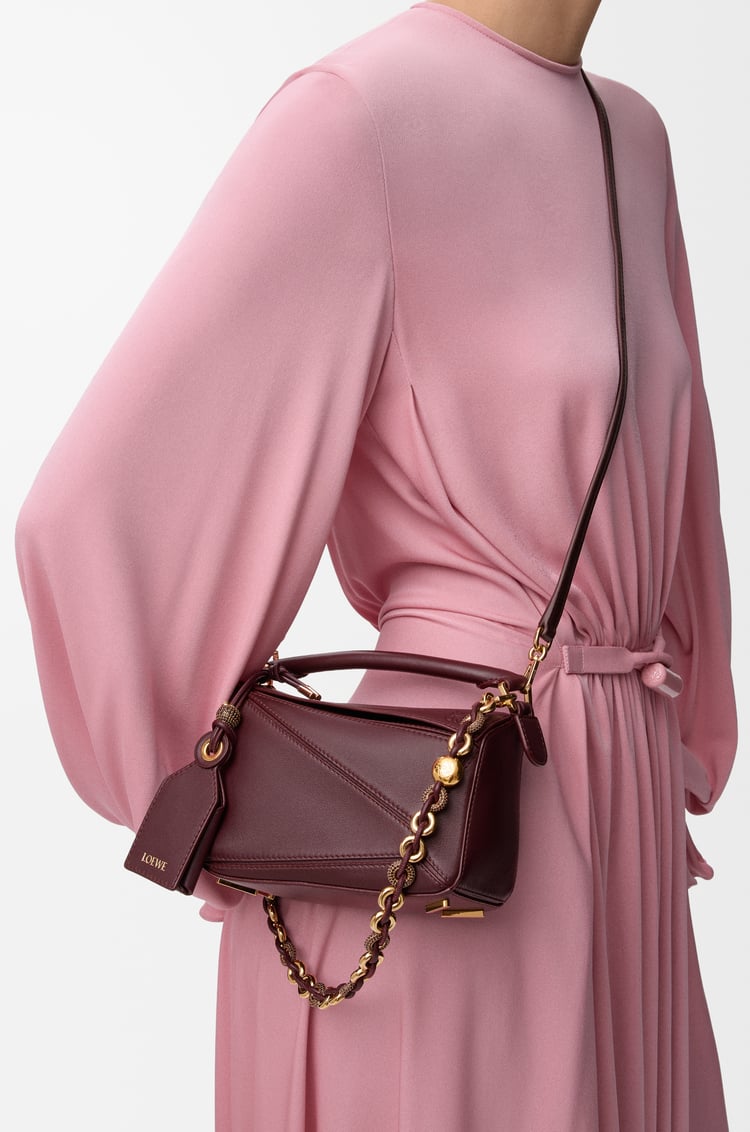 LOEWE 迷你柔軟納帕小羊皮 Featherlight Puzzle 包款 深勃根地紅