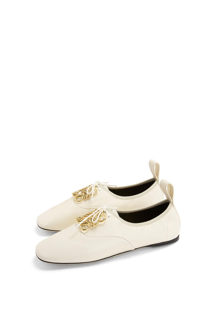 LOEWE Zapato derby en suave piel de cordero con anagrama Blanco Suave pdp_rd
