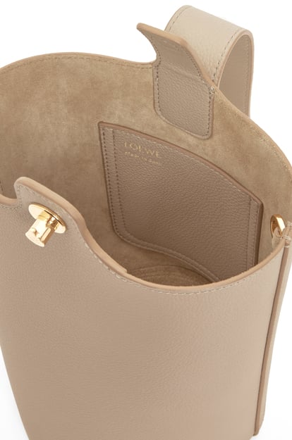 LOEWE Mini Pebble Bucket bag in soft grained calfskin 沙色 plp_rd
