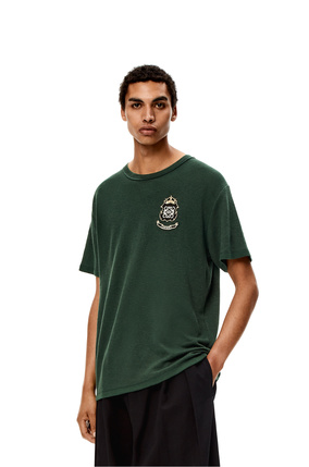 LOEWE Camiseta en cáñamo y algodón con escudo Anagrama Verde Bosque plp_rd