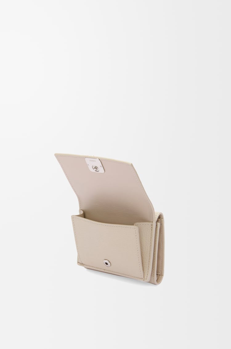 LOEWE 鵝卵石紋小牛皮 Anagram 三摺錢包 淺灰色