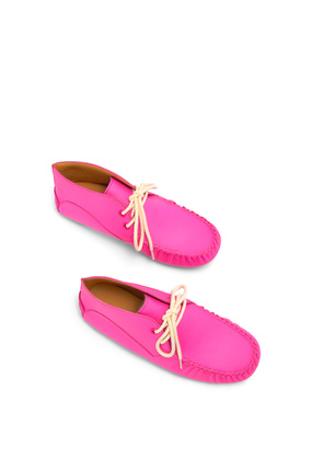 LOEWE 柔软牛皮革系带鞋 Neon Pink plp_rd