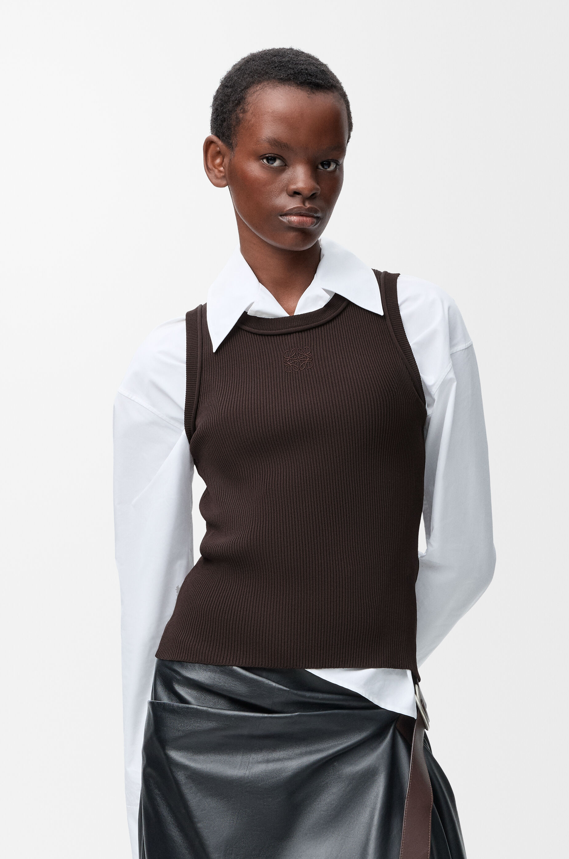 【今季タグ付き新品】LOEWE ストレッチレーヨンノースリーブトップス アナグラム タンクトップ（ストレッチレーヨン） ブラウン - LOEWE