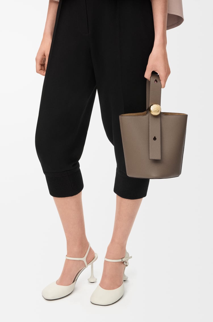 LOEWE ぺブル バケットバッグ ミニ（ソフトグレインカーフ） トープ