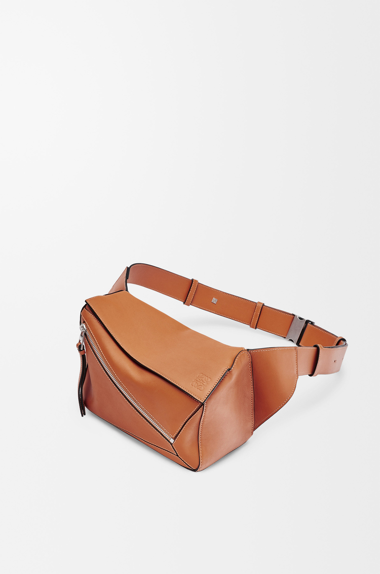 LOEWE Riñonera Puzzle pequeña en piel de ternera Marrón Claro