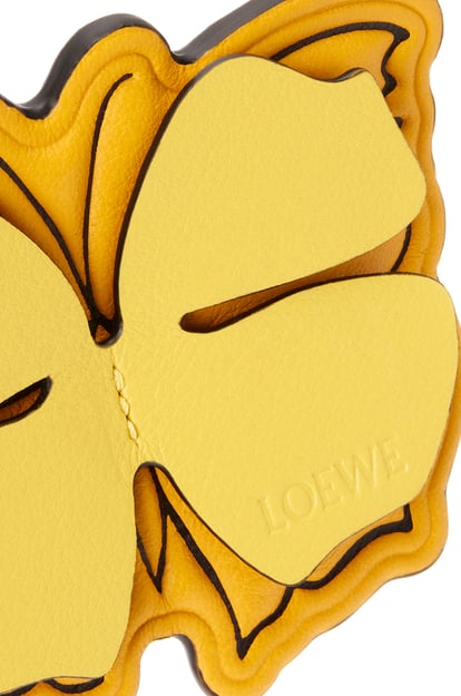 LOEWE Butterfly pin charm in calfskin and metal 芒果黃 plp_rd