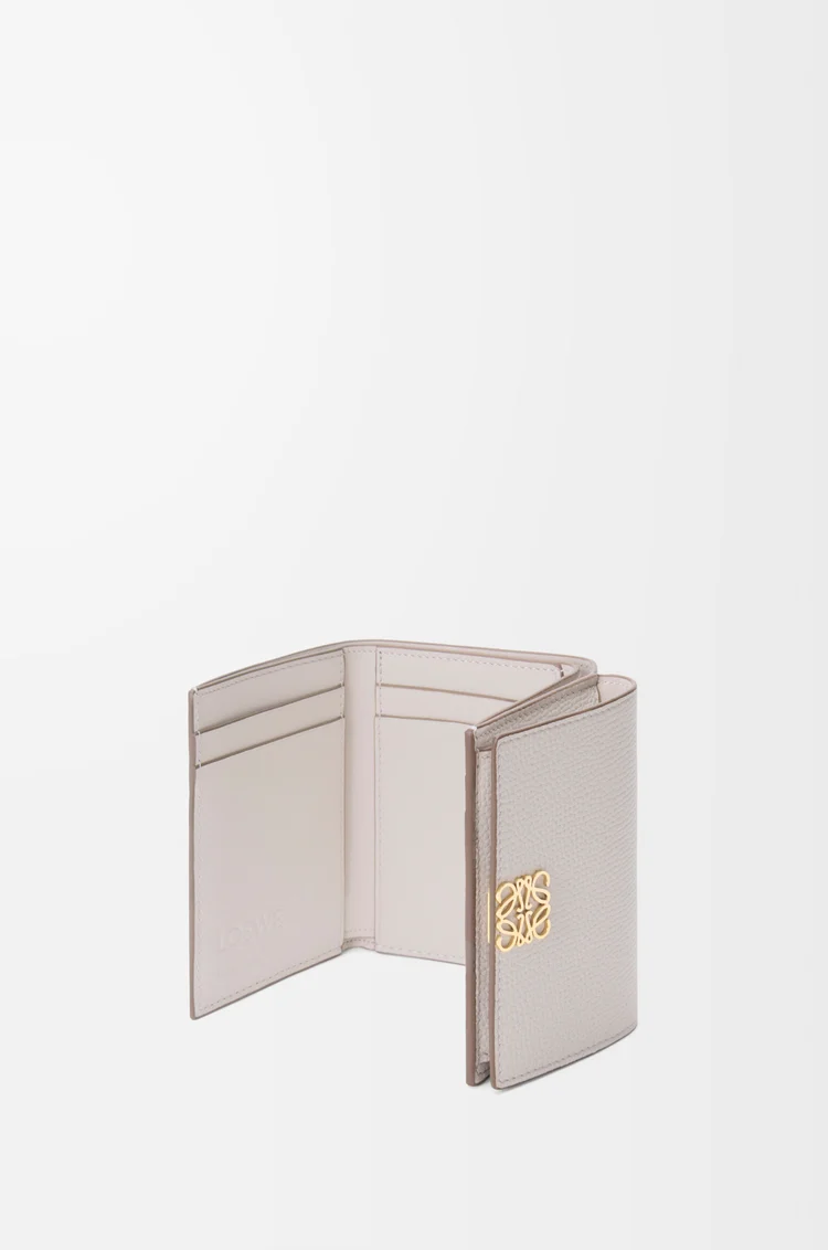 LOEWE Portefeuille à trois volets Anagram en cuir de veau grainé Light Ghost