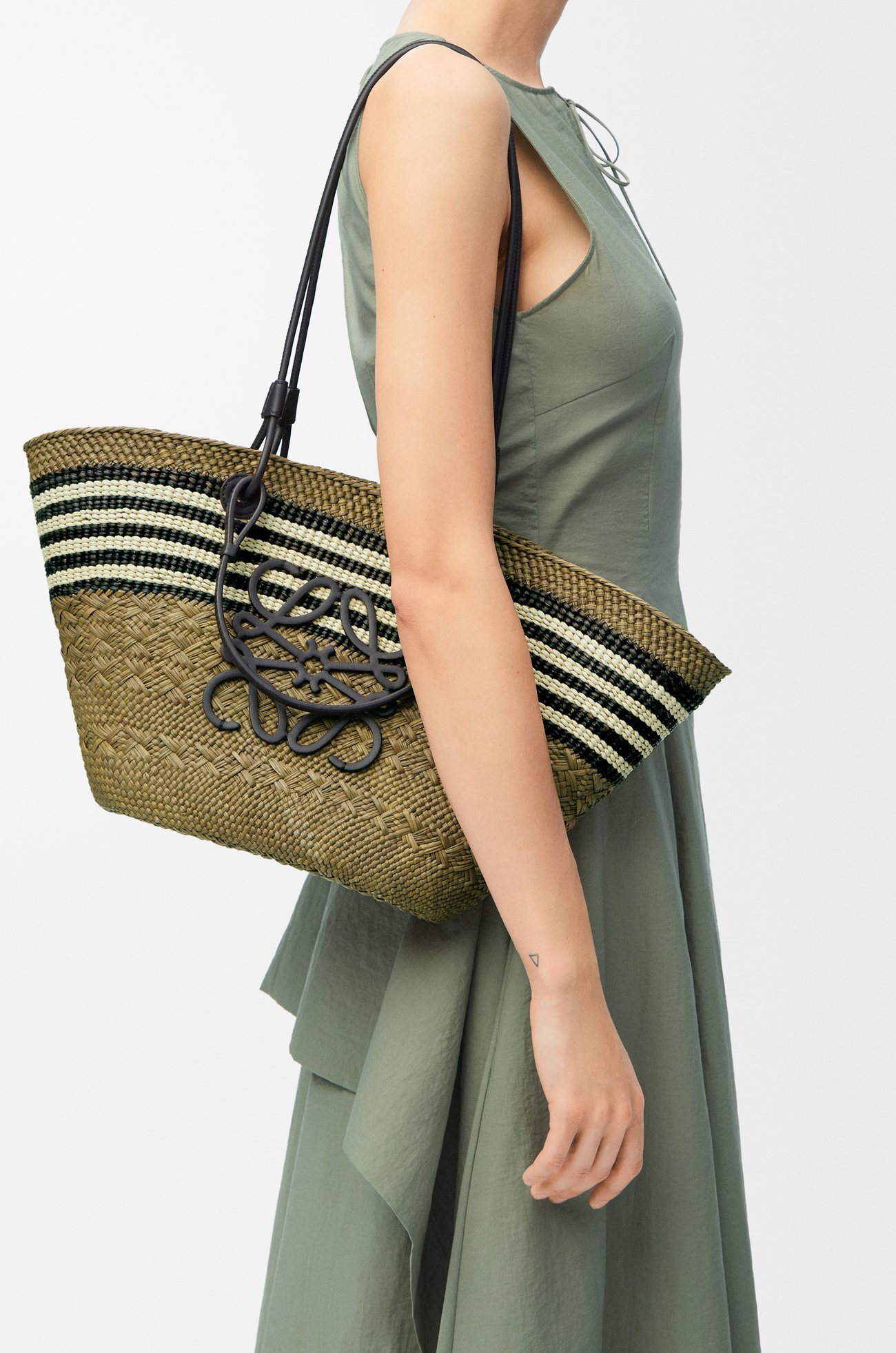 LOEWE Medium Anagram basket in iraca palm and calfskin Dark Khaki/Black
