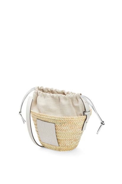 LOEWE Drawstring bucket bag in palm leaf and calfskin 自然色/白色 plp_rd