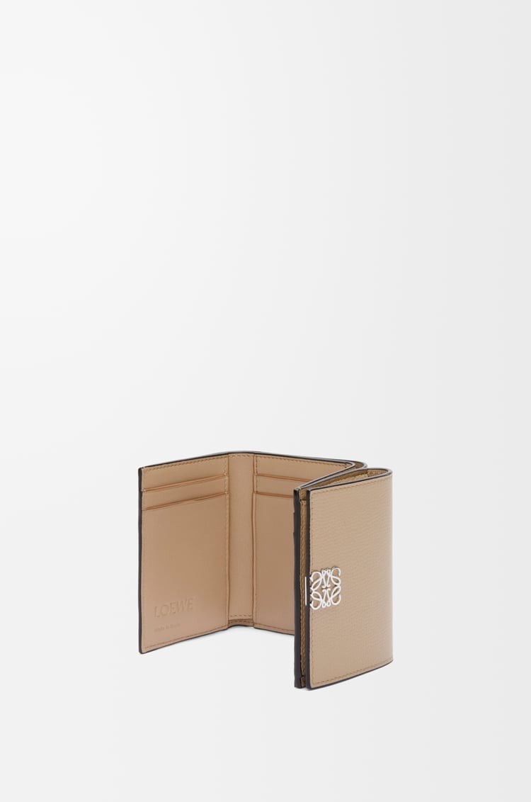 LOEWE アナグラム トライフォールド ウォレット（ペブルグレインカーフ） サンド