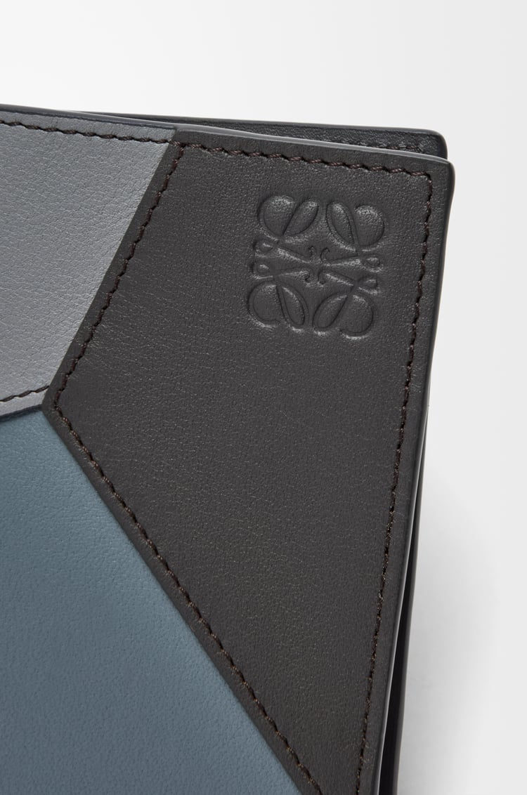 LOEWE 퍼즐 바이폴드 카드홀더 - 클래식 카프스킨 Asphalt Grey/Storm Blue