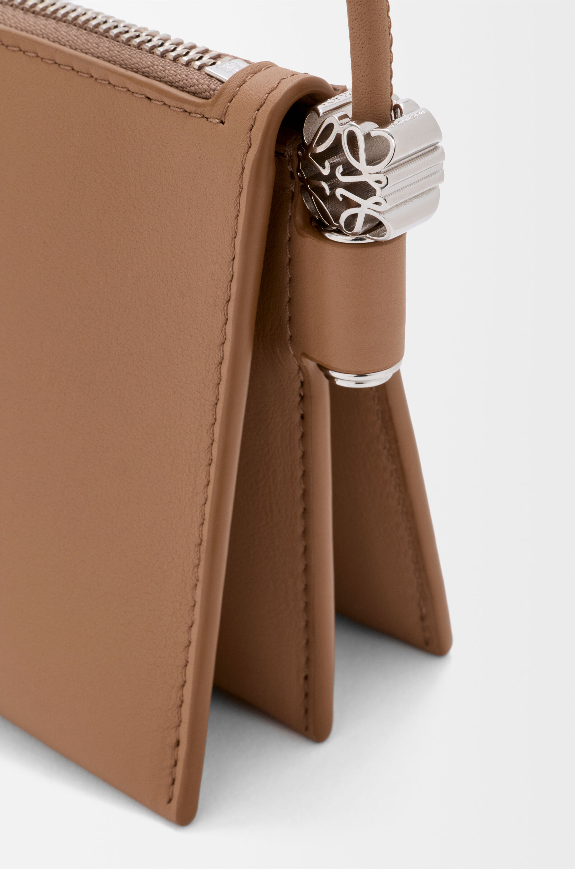 ロエベ　レザー製ブラウンポーチ LOEWE（ロエベ） ポーチ レザー ブラウン : ブランドバリュー - 通販