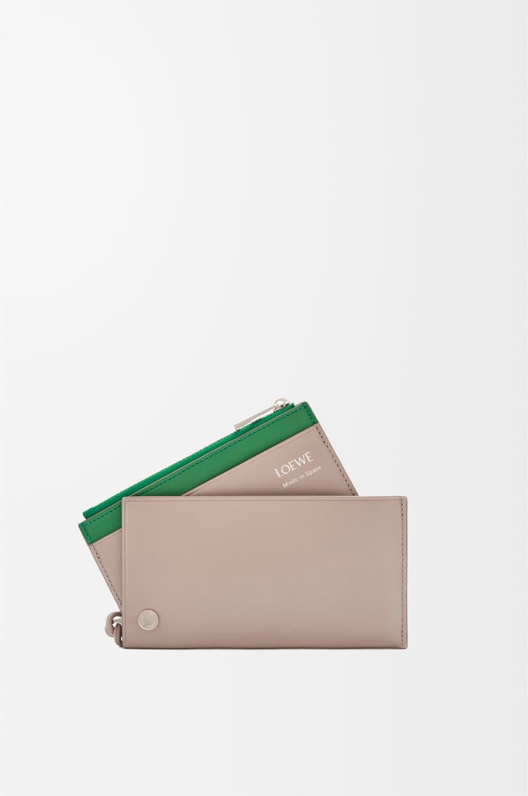 LOEWE Tarjetero-monedero Pebble Slider en piel napa de ternera Arena/Verde Tropical