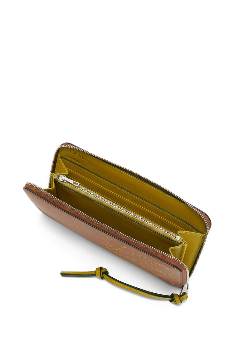 LOEWE Brand zip around wallet in classic calfskin Tan/Ochre