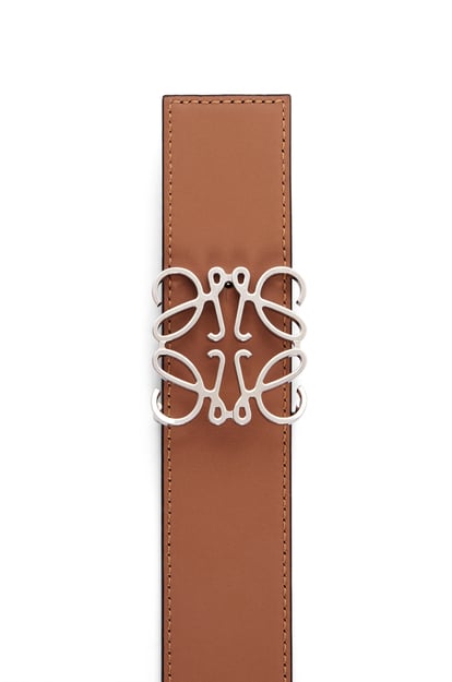 LOEWE Cinturón reversible en piel de ternera lisa con Anagrama Negro/Bronceado/Paladio plp_rd