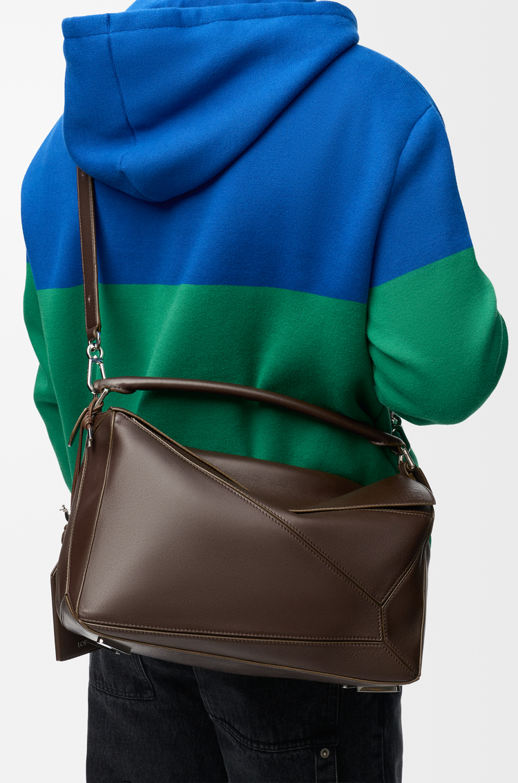LOEWE Große Featherlight Puzzle Tasche aus Nappa-Lammleder Dunkle Kastanie