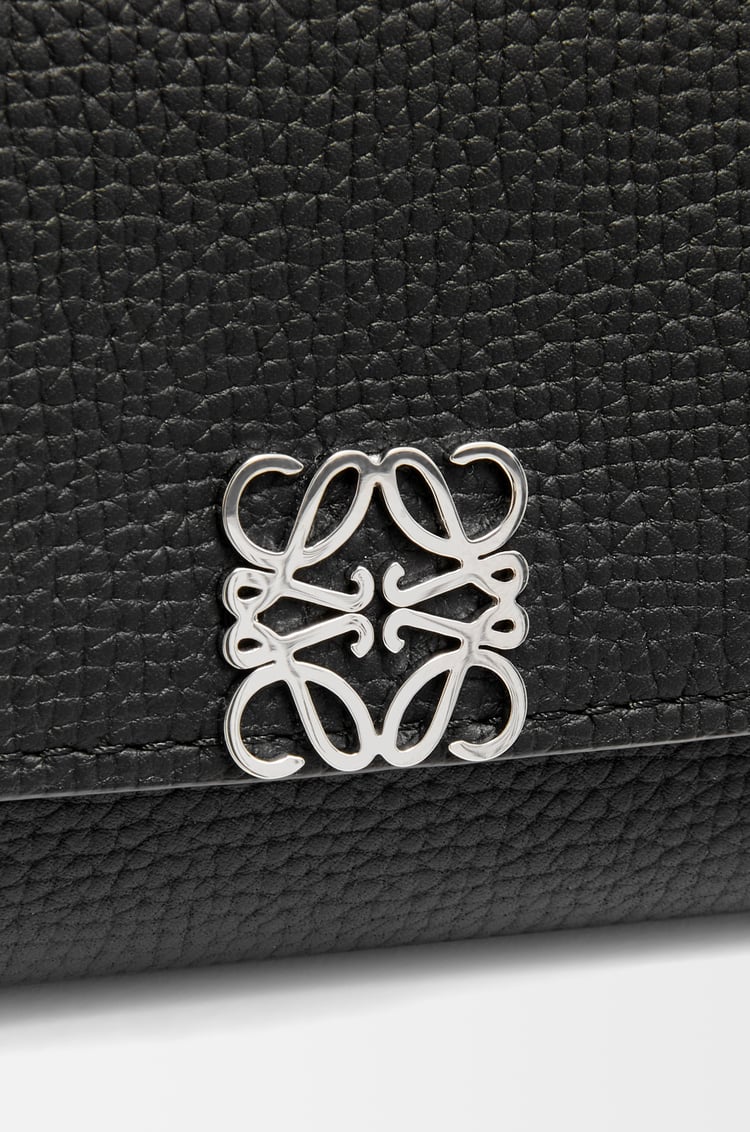LOEWE Cartera vertical pequeña Anagram en piel de ternera Negro