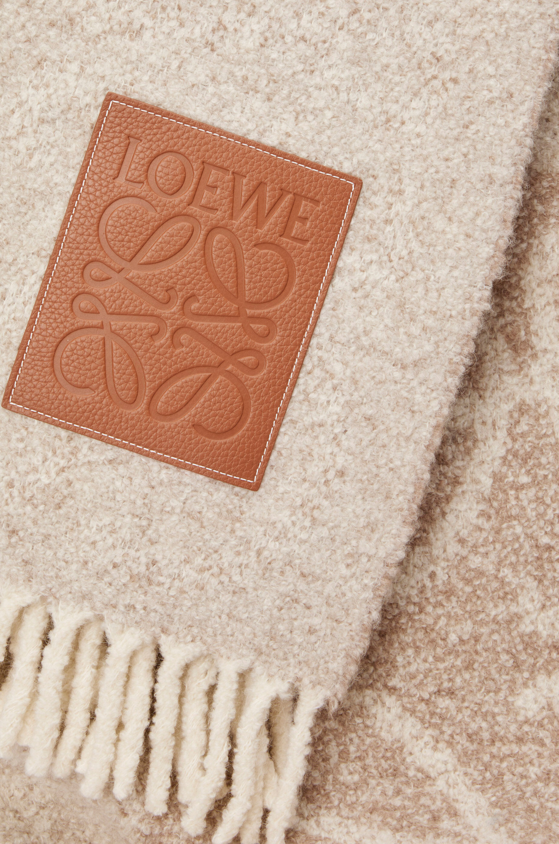 ☆品薄☆【LOEWE】ベージュ リバーシブルロゴブランケット LOEWE(ロエベ) ブランケット(ひざ掛け)(ライフスタイル) - 海外