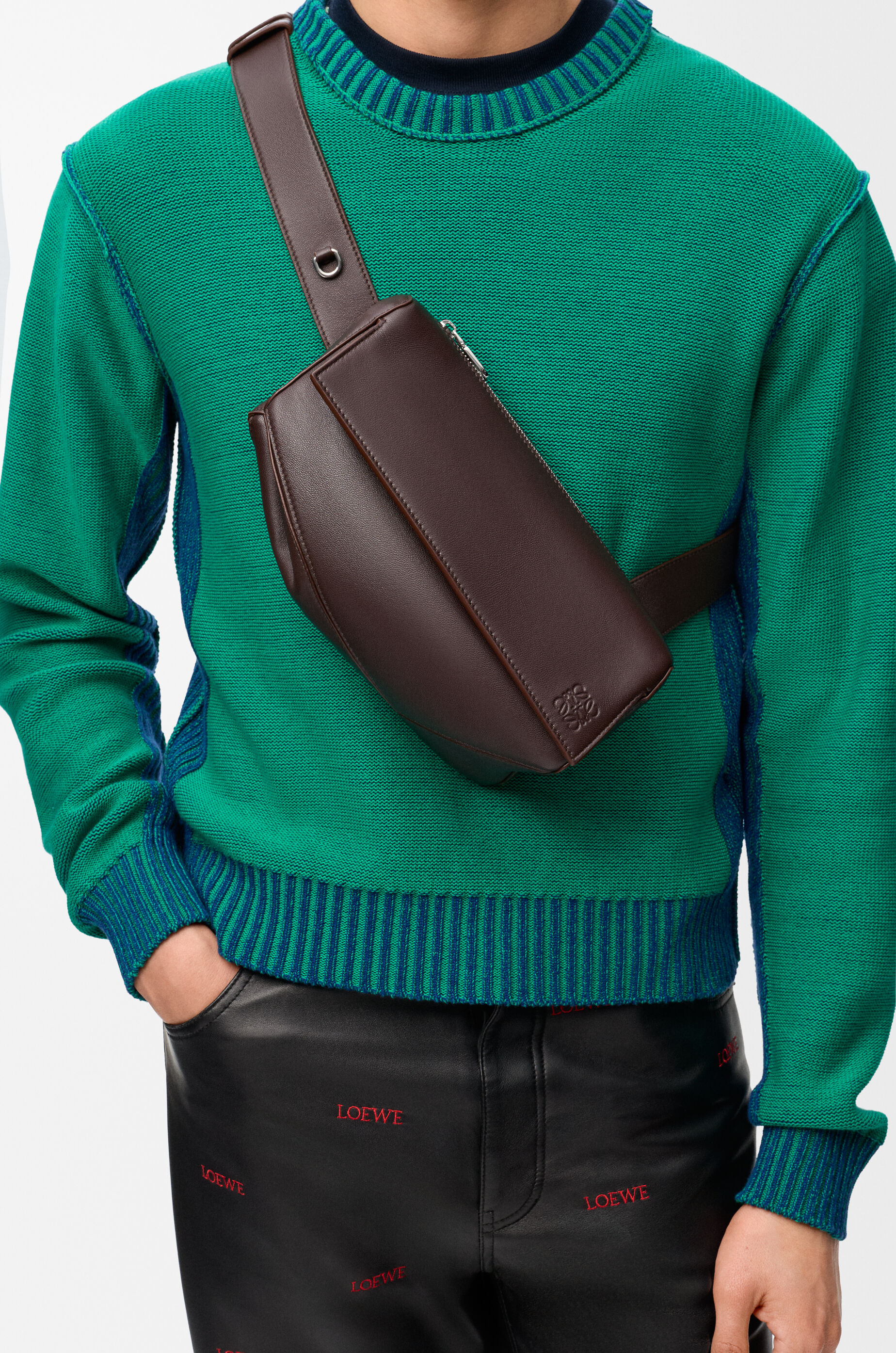 ★値下げしました★ LOEWE　クラッチバッグ　ナッパレザー　ダークブラウン Puzzle Featherlight Sling bag in nappa lambskin Brown - LOEWE USA