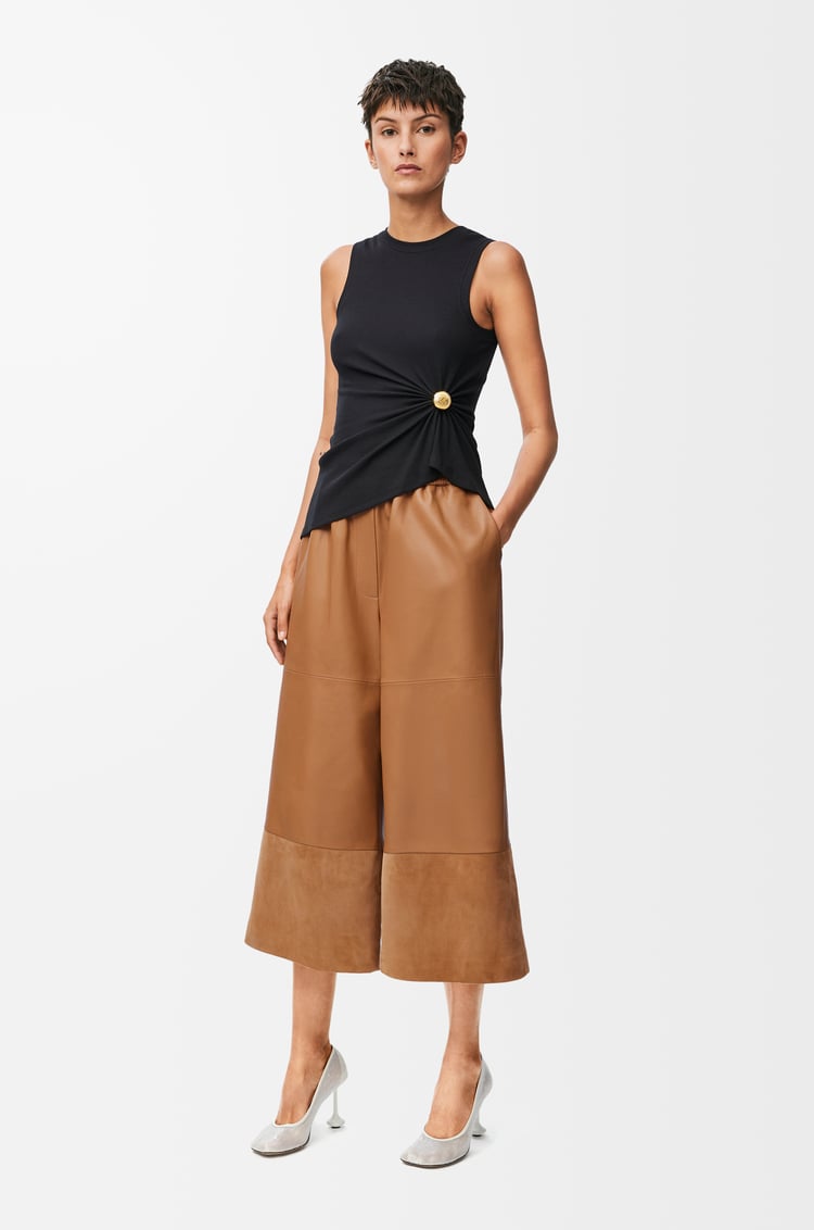 LOEWE Pantalón cropped en piel napa de cordero y ante de piel de cabra Toffee
