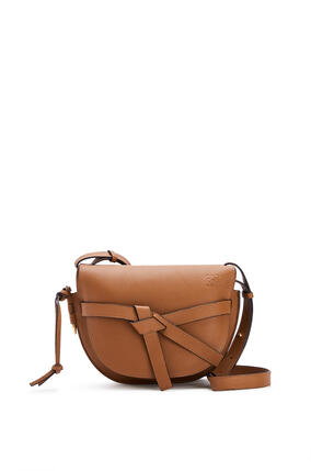 人気のショルダーバッグを扱うレディースバッグブランドのおすすめのショルダーバッグはLOEWEのゲートバッグ スモール (ペブル グレイン カーフスキン)