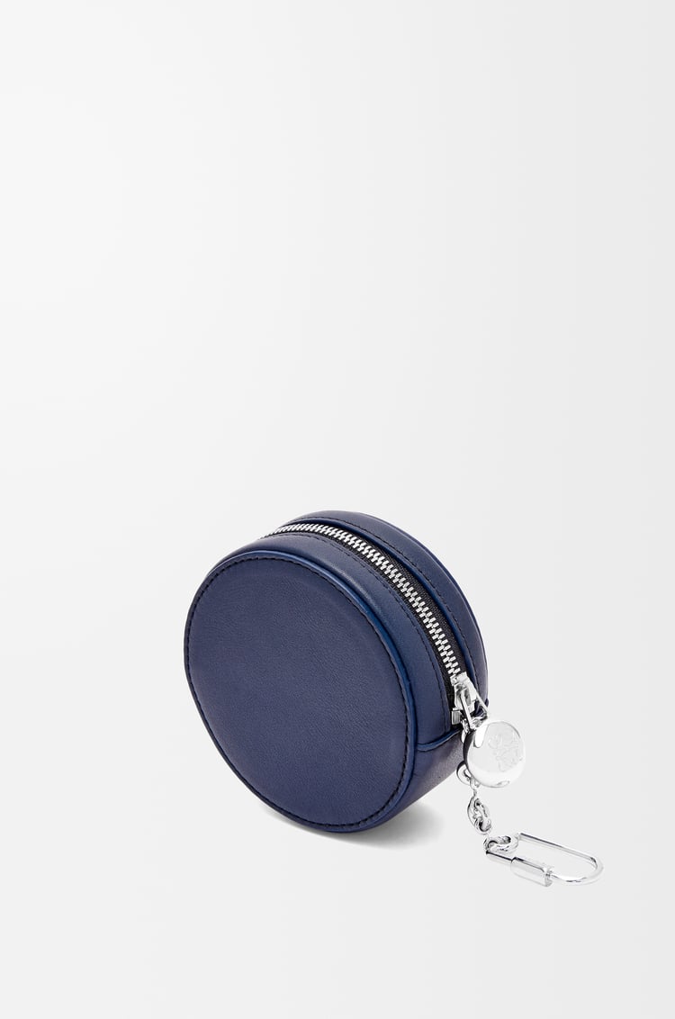 LOEWE Llavero Pebble cookie en piel napa de ternera Azul Abismo