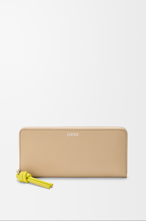 LOEWE Cartera con cremallera Knot en piel napa de ternera brillante Beige/Limón