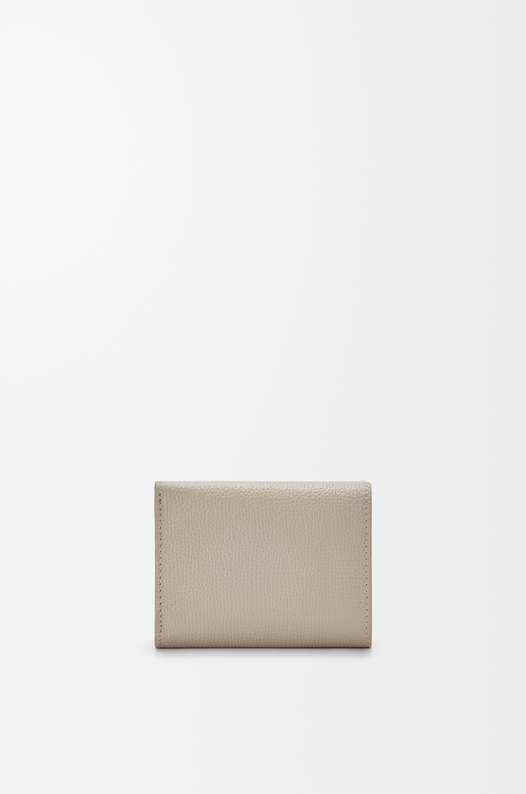 LOEWE Cartera con tres pliegues Anagram en piel de ternera Arcilla