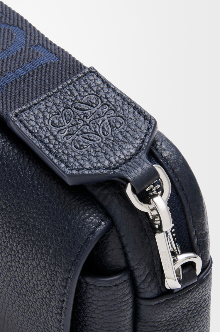 LOEWE 小号柔软粒面牛皮革 Pebble 邮差包 深海军蓝