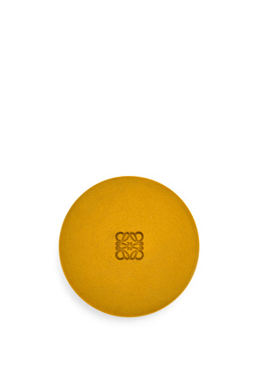 LOEWE Pequeña caja en forma de borla de cerámica y piel de ternera Amarillo