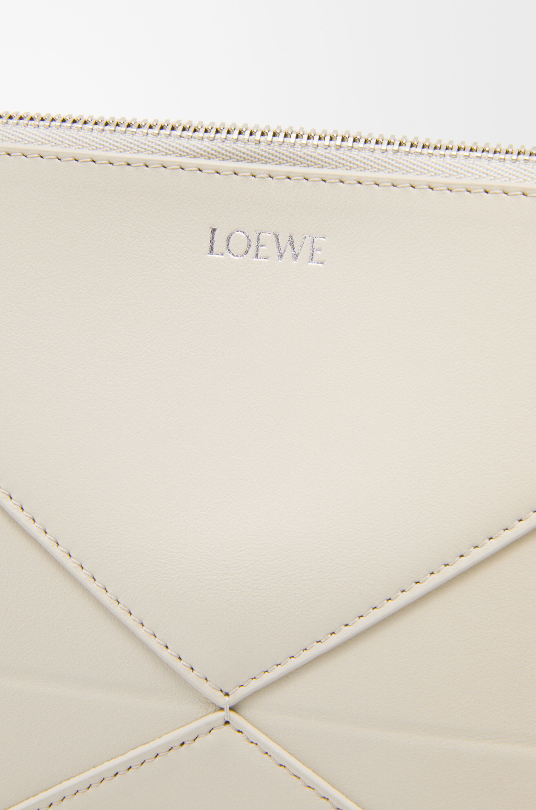 パズルフォルド ポーチ（シャイニーナパカーフ） ホワイト - LOEWE