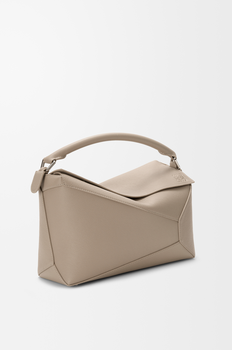 LOEWE Bolso Puzzle Edge mediano en piel de ternera graneada Arcilla