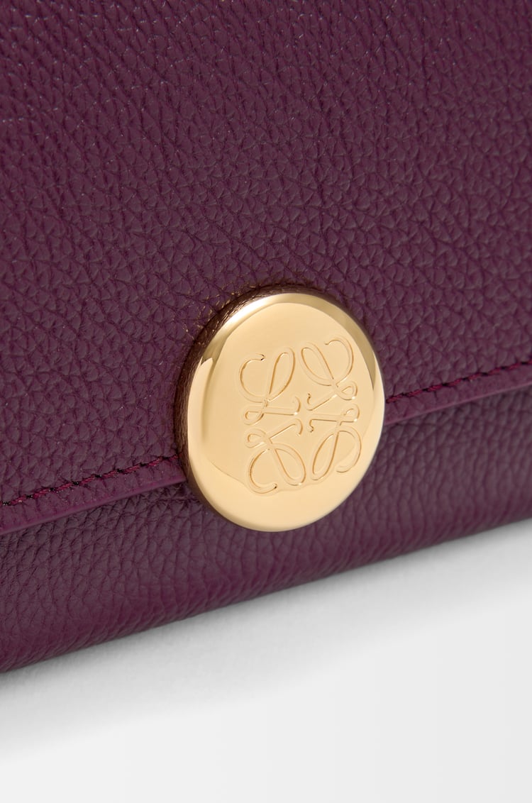 LOEWE 페블 스몰 버티컬 지갑 - 페블 그레인 카프스킨 플럼