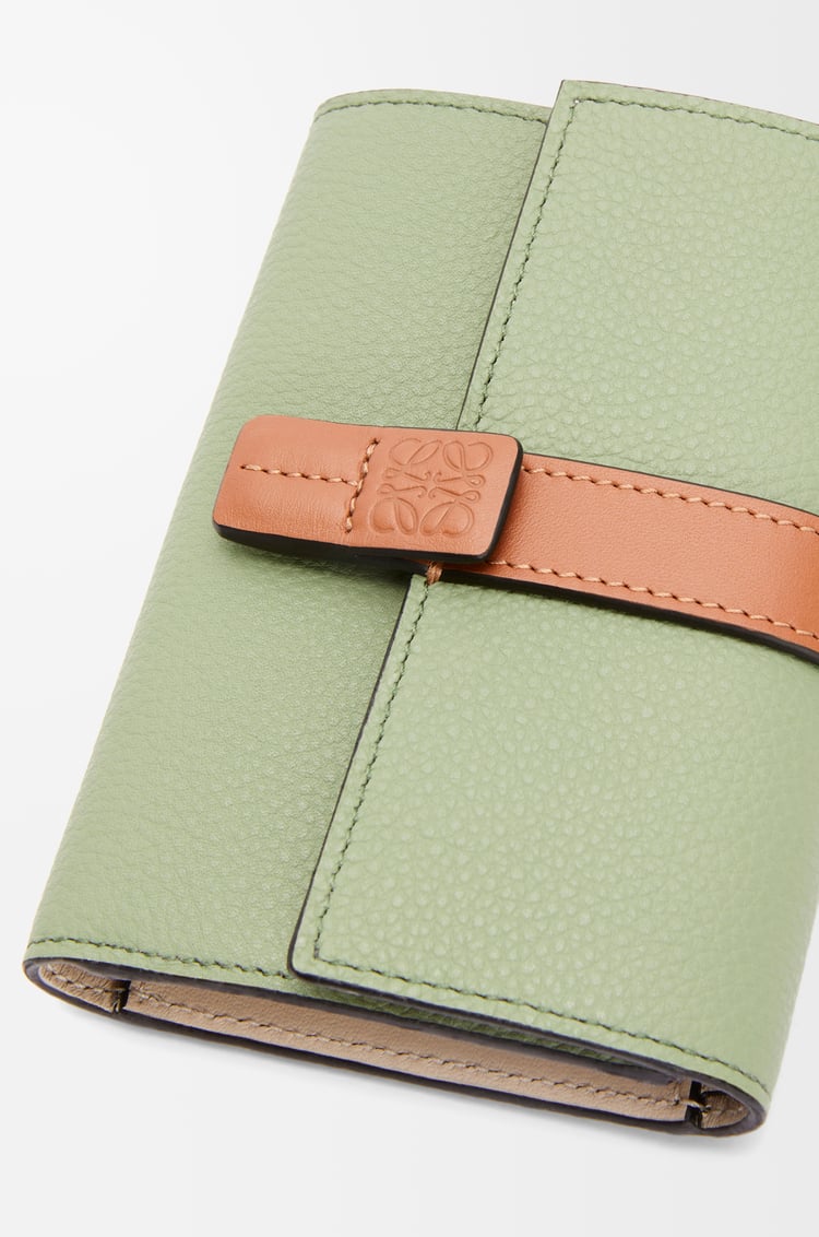 LOEWE バーティカル ウォレット スモール（ソフトグレインカーフ） ローズマリー/タン