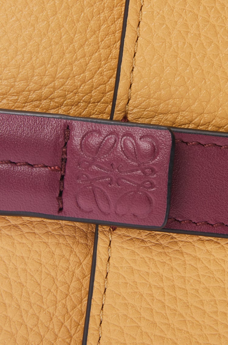 LOEWE バーティカル ウォレット スモール（ソフトグレインカーフ） ビスケット/クリムゾン/ペーパークラフト