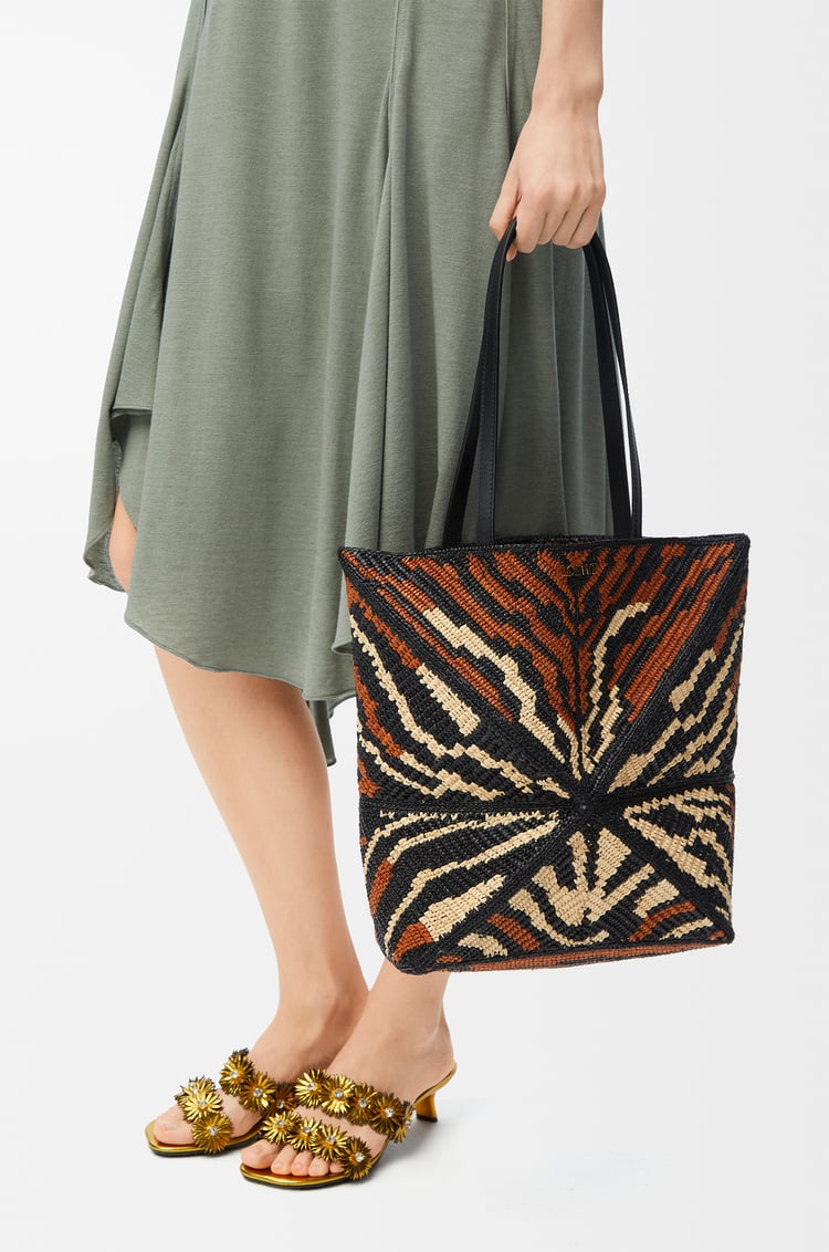LOEWE Bolso Puzzle Fold tote mediano en rafia y piel de ternera Negro/Dorado Miel