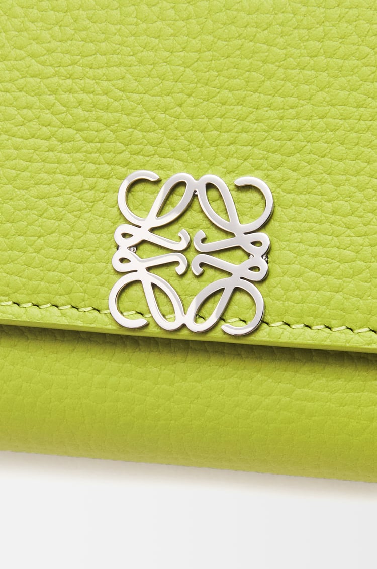 LOEWE アナグラム バーティカル ウォレット スモール（ペブルグレインカーフ） メドウグリーン