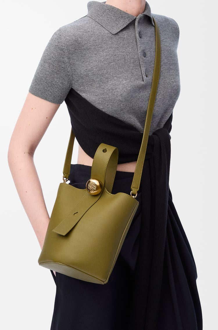LOEWE Bolso Pebble Bucket mini en piel de ternera Oliva