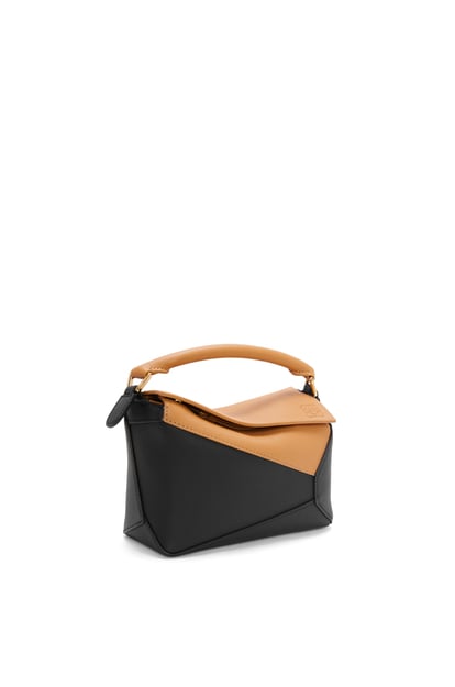 LOEWE Mini Puzzle bag in classic calfskin 溫暖沙漠色/黑色 plp_rd